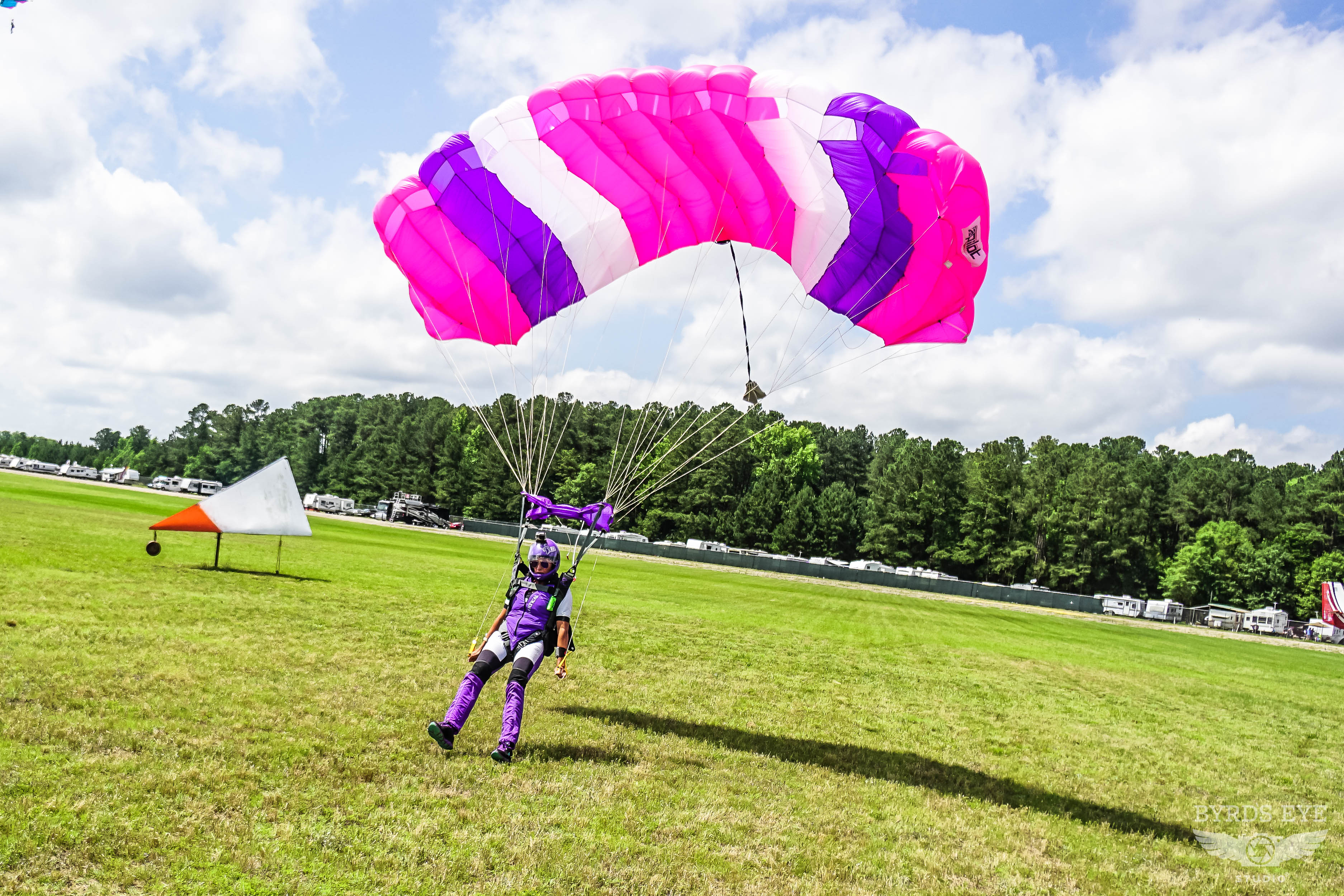 Paraquedista usando flare para pousar